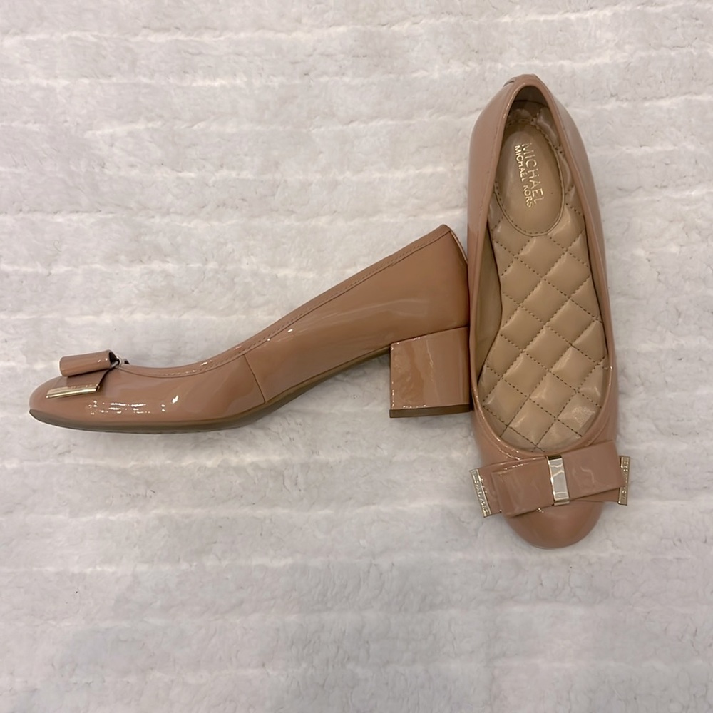 Michael by Michael Kors pumps, Cute bows on Patent leather camel color heels